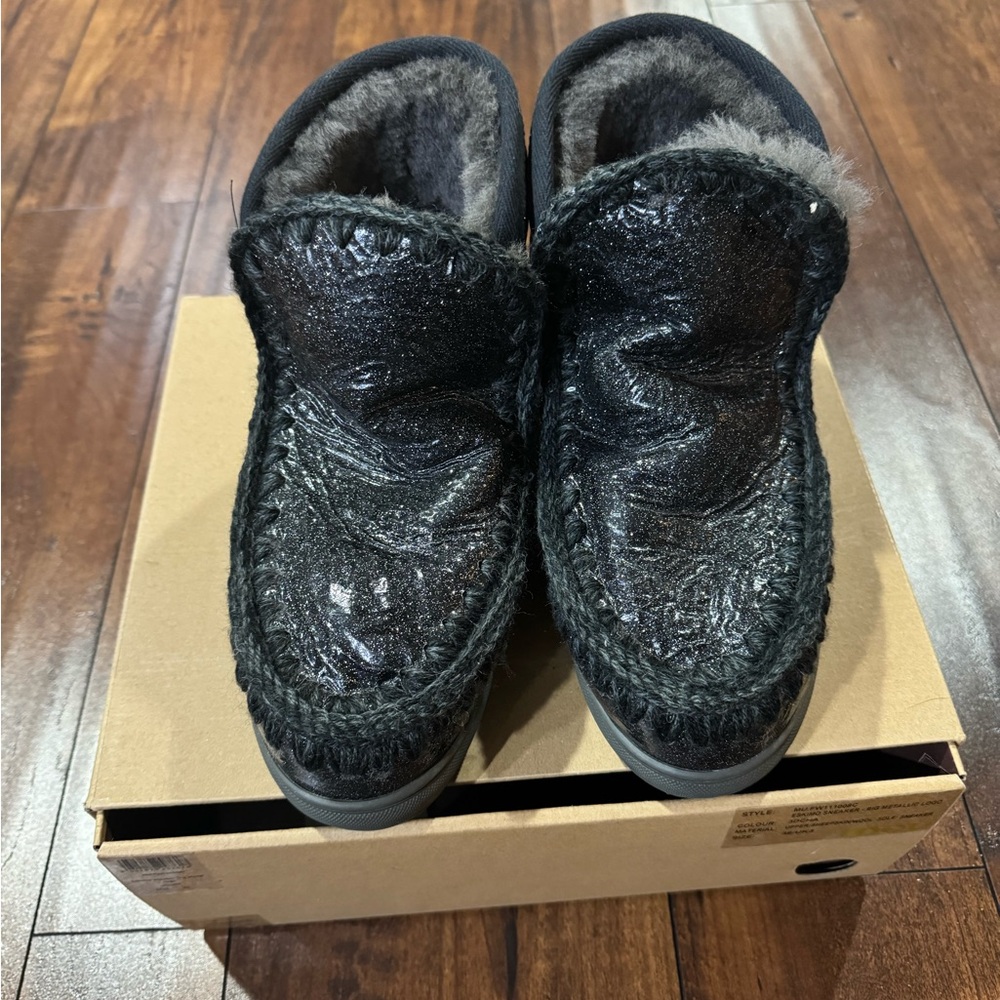 💯 Authentic MOU Black Eskimo Sneaker with Big Metallic Logo size 36